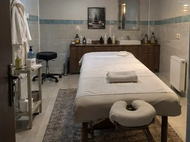 Lavabolu, raflı odada hazır masaj masası — Atakent, Masaj Salonun