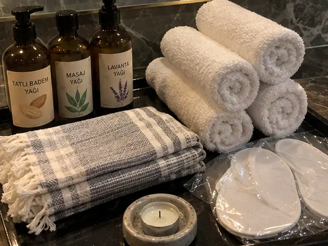 Masaj ve lavanta yağı, rulo havlular ve ekose peştemal — Atakent, Masaj Salonun