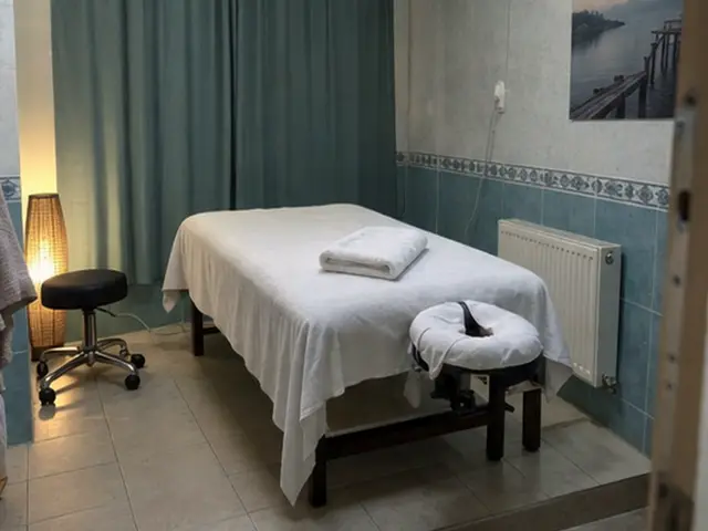 Mavi perdeli odada masaj masası ve tabure — Atakent, Masaj Salonun